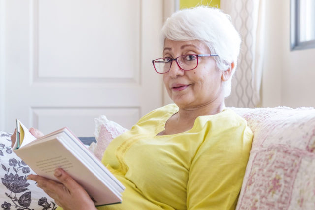 granny glasses book sofa 1280 640x427